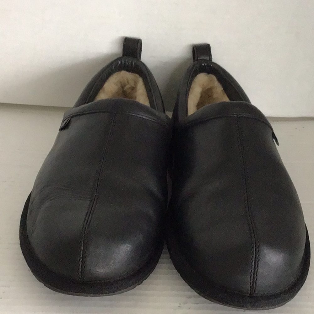 Men gently worn slippers